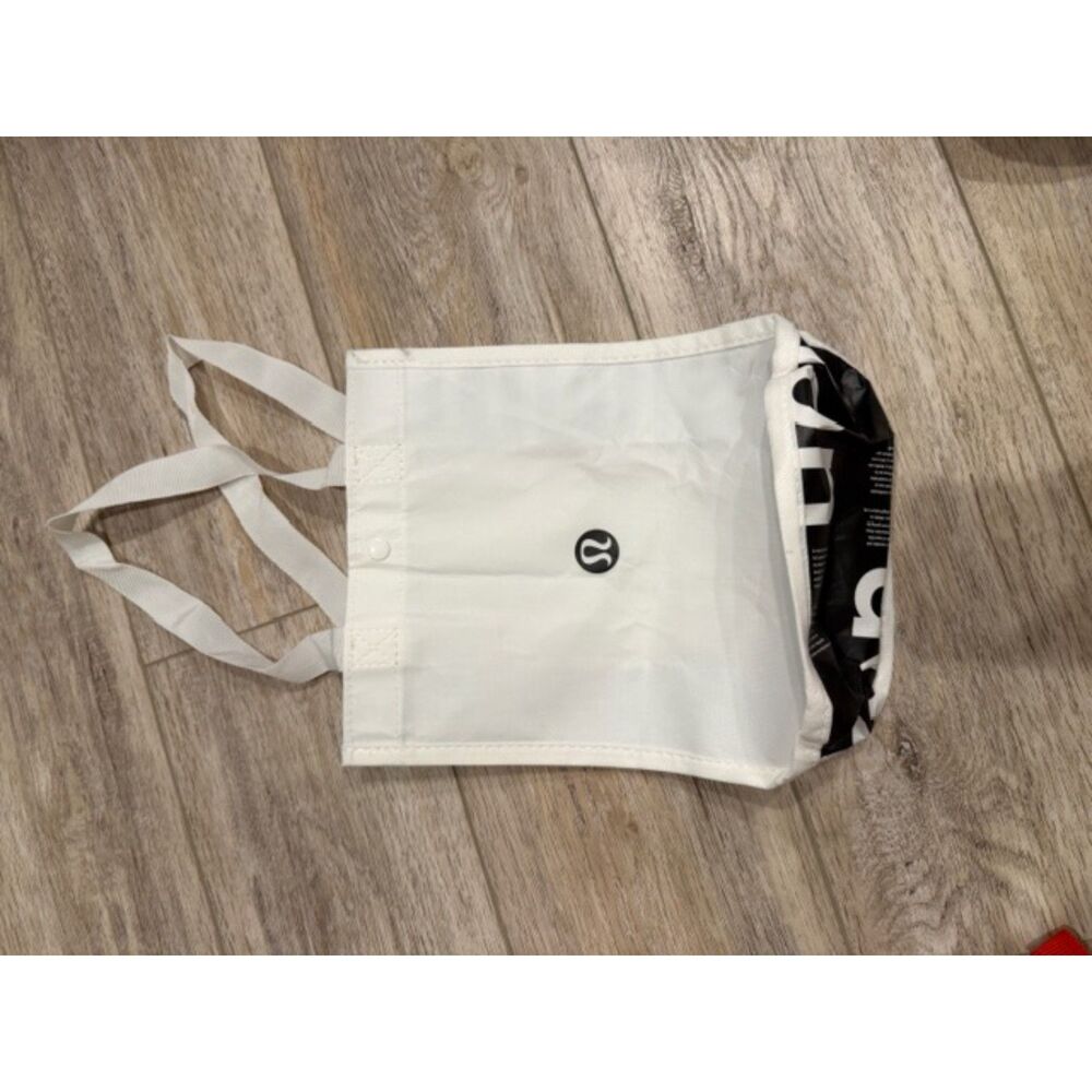Lululemon shopping bag small white